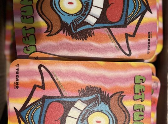 Scuola e giochi per bambino e bambina