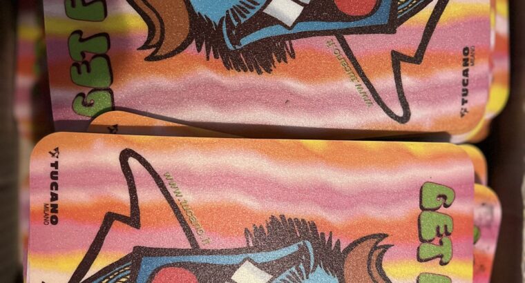 Scuola e giochi per bambino e bambina