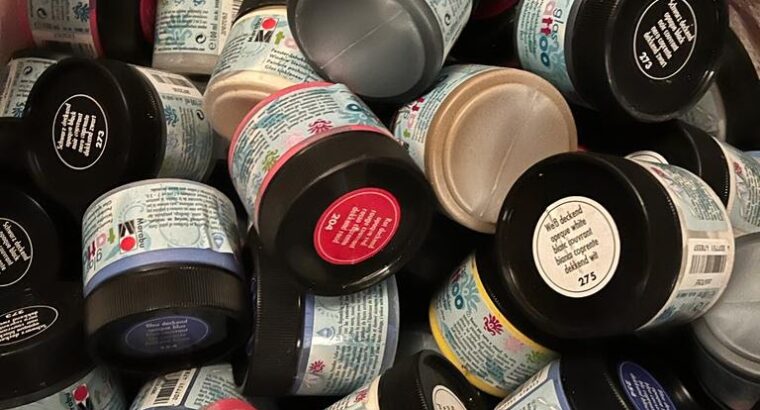 Scuola e giochi per bambino e bambina